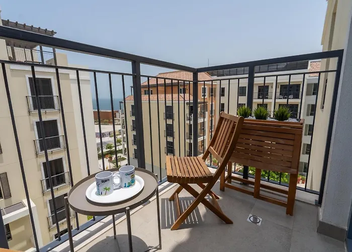 Higuests - Stylish Waterfront Retreat With Balcony In La Mer