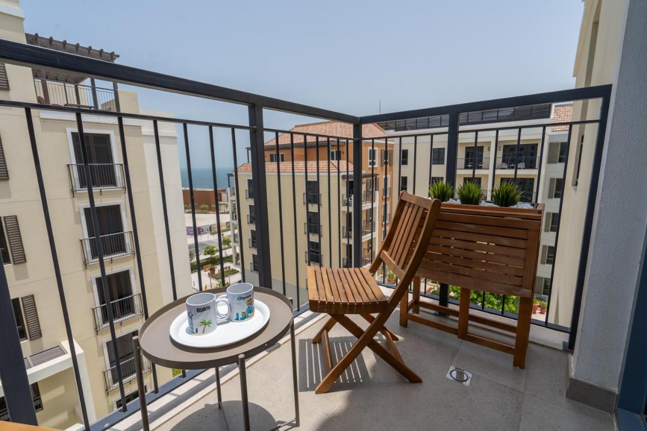 Apartment Higuests - Stylish Waterfront Retreat With Balcony In La Dubai