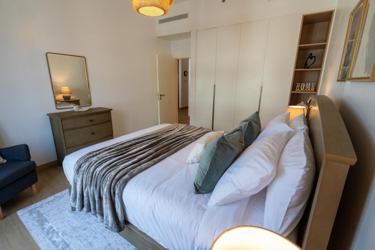 Higuests - Stylish Waterfront Retreat With Balcony In La Apartment *