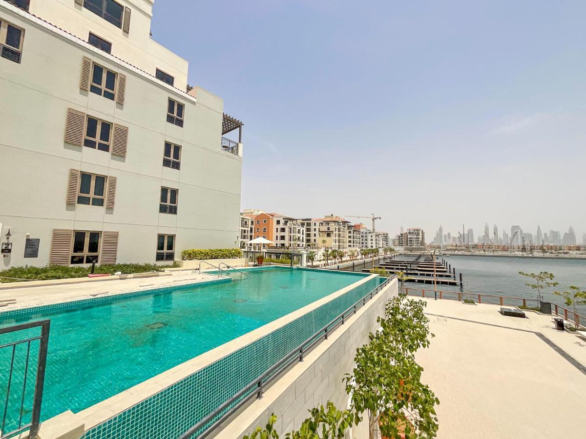 Apartment Higuests - Stylish Waterfront Retreat With Balcony In La
