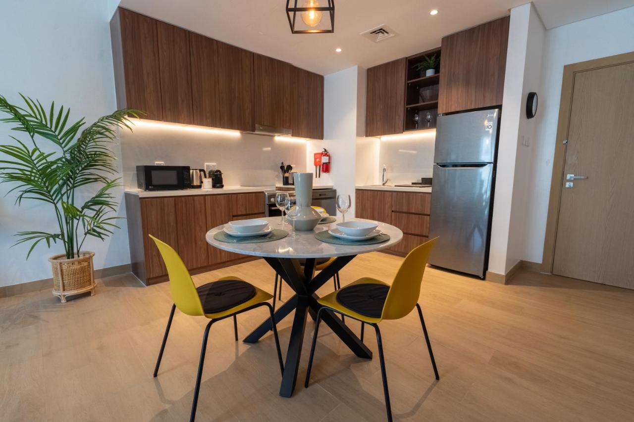 Higuests - Stylish Waterfront Retreat With Balcony In La Dubaï