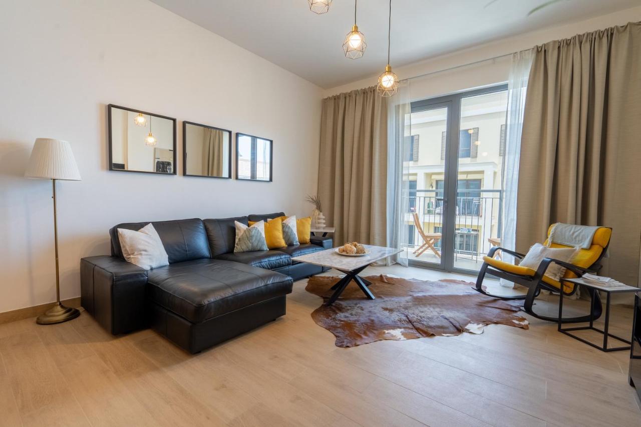 Appartement Higuests - Stylish Waterfront Retreat With Balcony In La